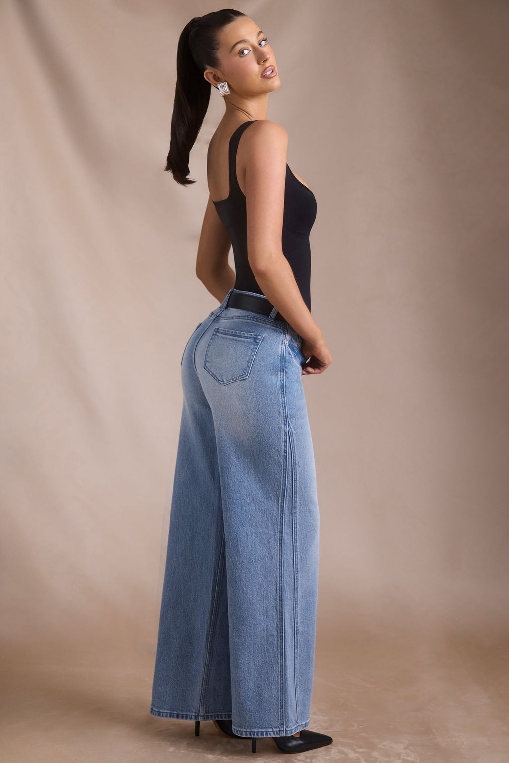 Low-Rise Wide-Leg Jeans in Vintage Wash